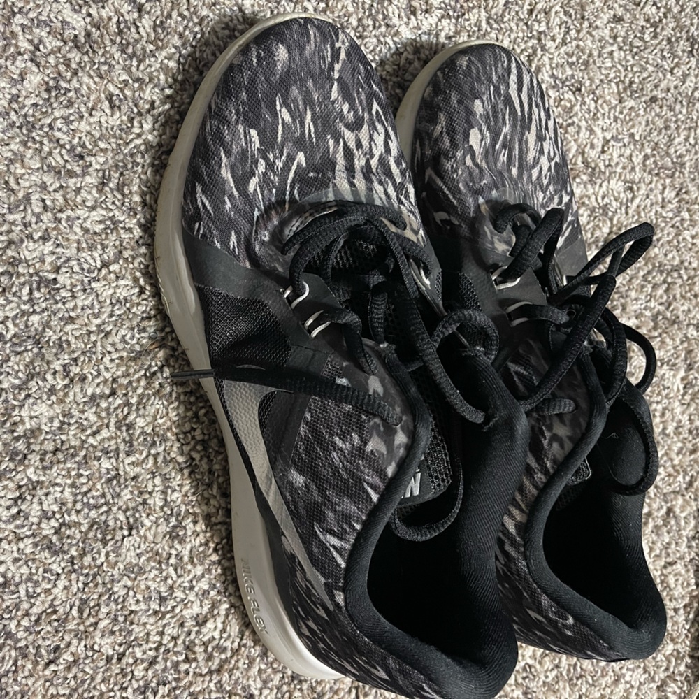 Nike tennis shoes size 8